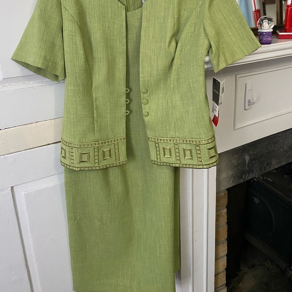 Ladies size 8 Green are  2 pc dress - Picture 3 of 4